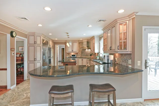 $1,595,000 | 17 Susan Lane, Dix Hills, NY 11746