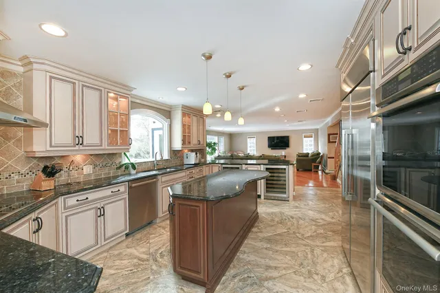 $1,595,000 | 17 Susan Lane, Dix Hills, NY 11746