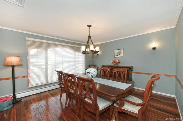 $1,595,000 | 17 Susan Lane, Dix Hills, NY 11746