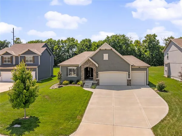 $455,000 | 18908 Skyview Lane, Spring Hill, KS 66083
