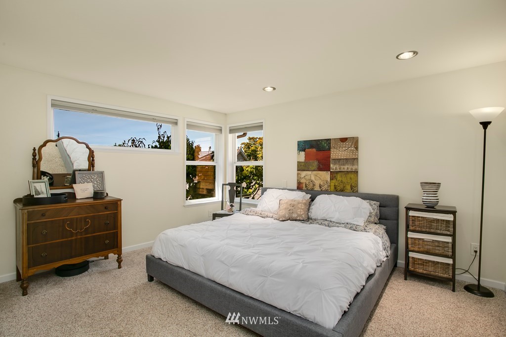 3239 Walnut Avenue Southwest Seattle, WA 98116 - Photo 11 of 26 Gallery Image 11