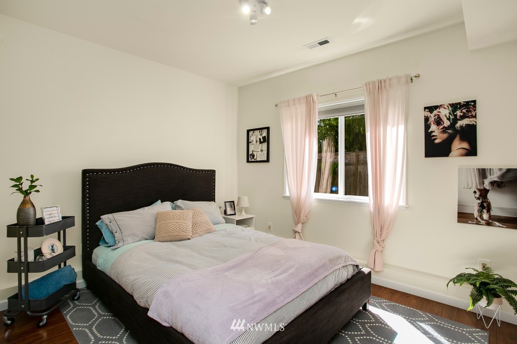 3239 Walnut Avenue Southwest Seattle, WA 98116 - Photo 18 of 26 Gallery Image 18