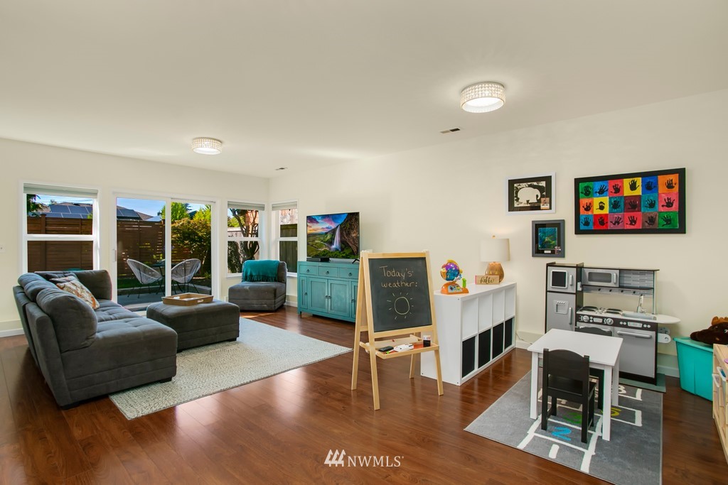 3239 Walnut Avenue Southwest Seattle, WA 98116 - Photo 20 of 26 Gallery Image 20