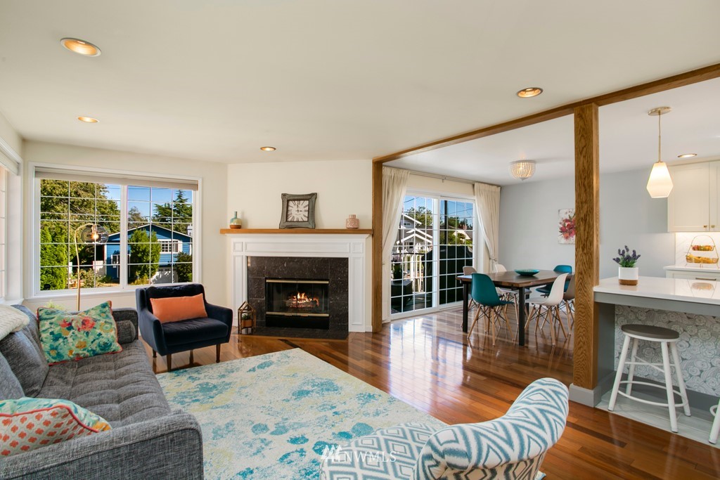 3239 Walnut Avenue Southwest Seattle, WA 98116 - Photo 4 of 26 Gallery Image 4
