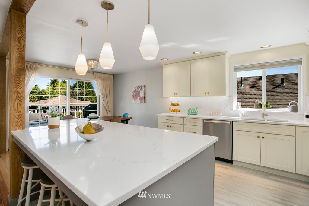 3239 Walnut Avenue Southwest Seattle, WA 98116 - Photo 6 of 26 Gallery Image 6