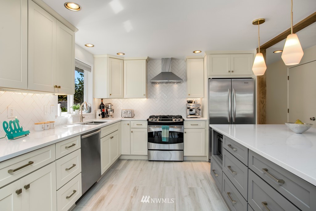 3239 Walnut Avenue Southwest Seattle, WA 98116 - Photo 7 of 26 Gallery Image 7