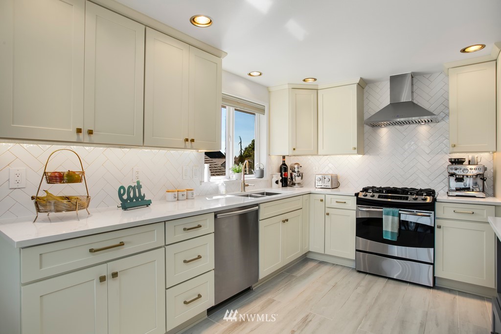 3239 Walnut Avenue Southwest Seattle, WA 98116 - Photo 8 of 26 Gallery Image 8