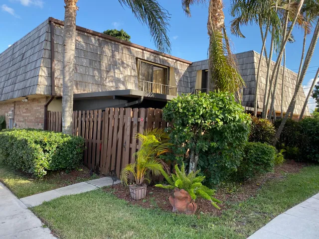 $2,600 | 1011 Springdale Circle, Palm Springs, FL 33461