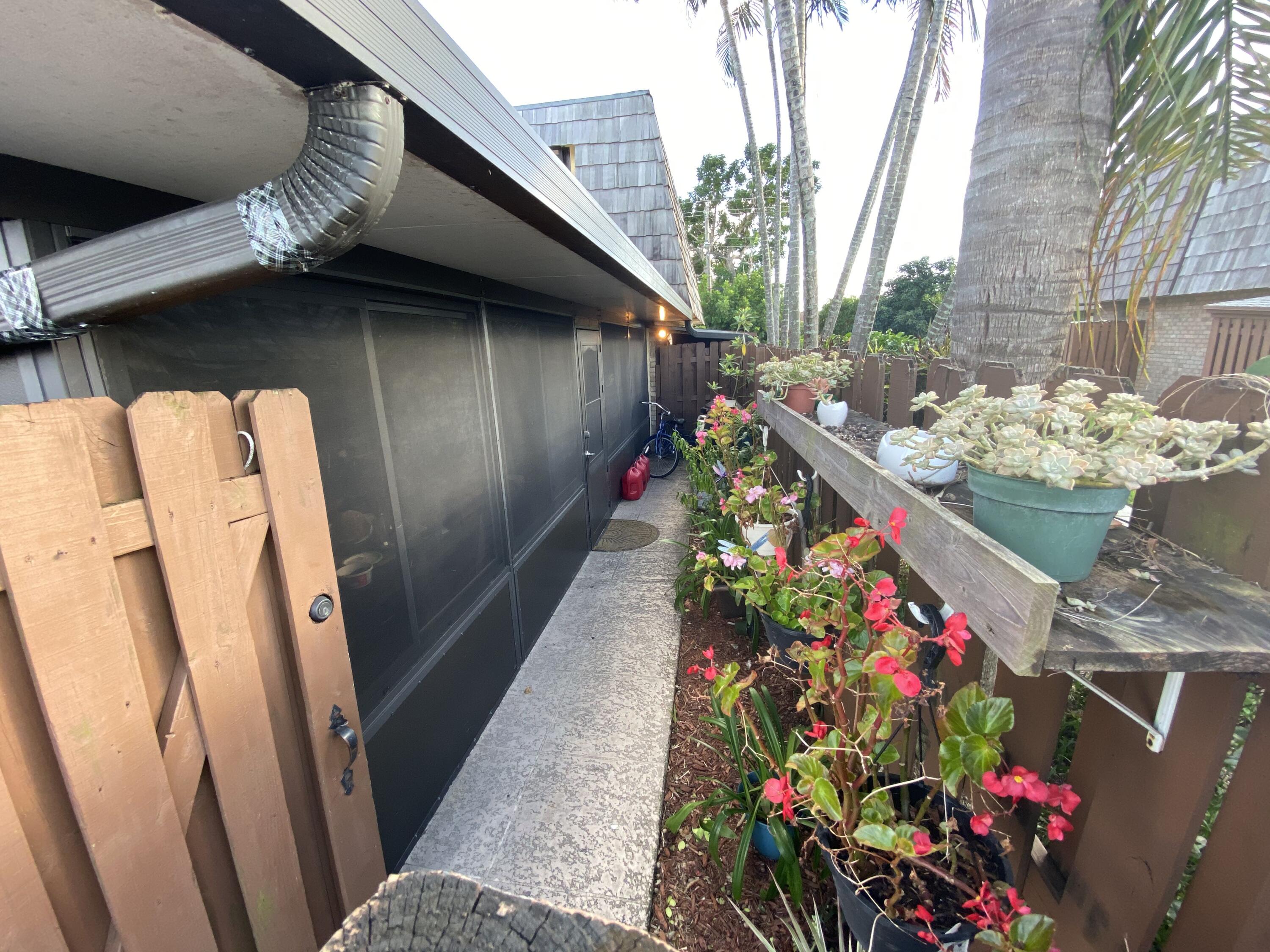 1011 Springdale Circle Palm Springs, FL 33461 - Photo 2 of 9 IMG_2807