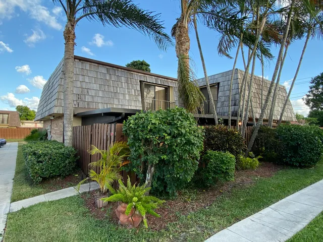 $2,500 | 1011 Springdale Circle, Palm Springs, FL 33461