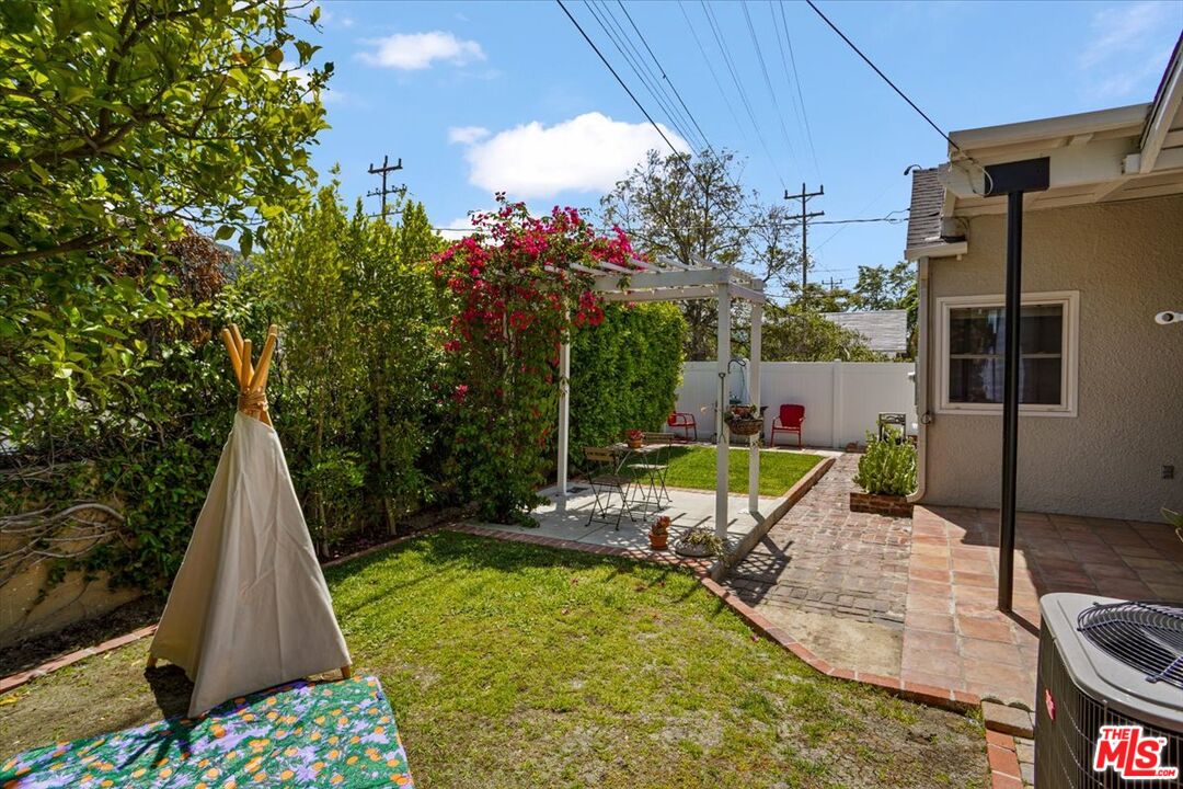 2400 Sylvan Lane Glendale, CA 91208 - Photo 20 of 28 a view of a chairs and table in backyard