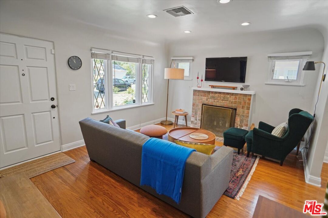 2400 Sylvan Lane Glendale, CA 91208 - Photo 4 of 28 a living room with furniture fireplace and a flat screen tv