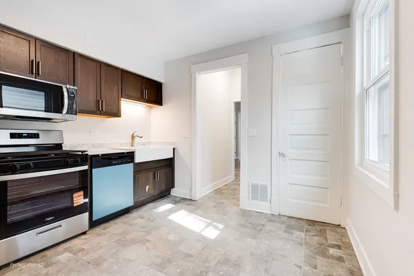 $2,950 | 1122 Sherman Avenue, Unit 2, Evanston, IL 60202