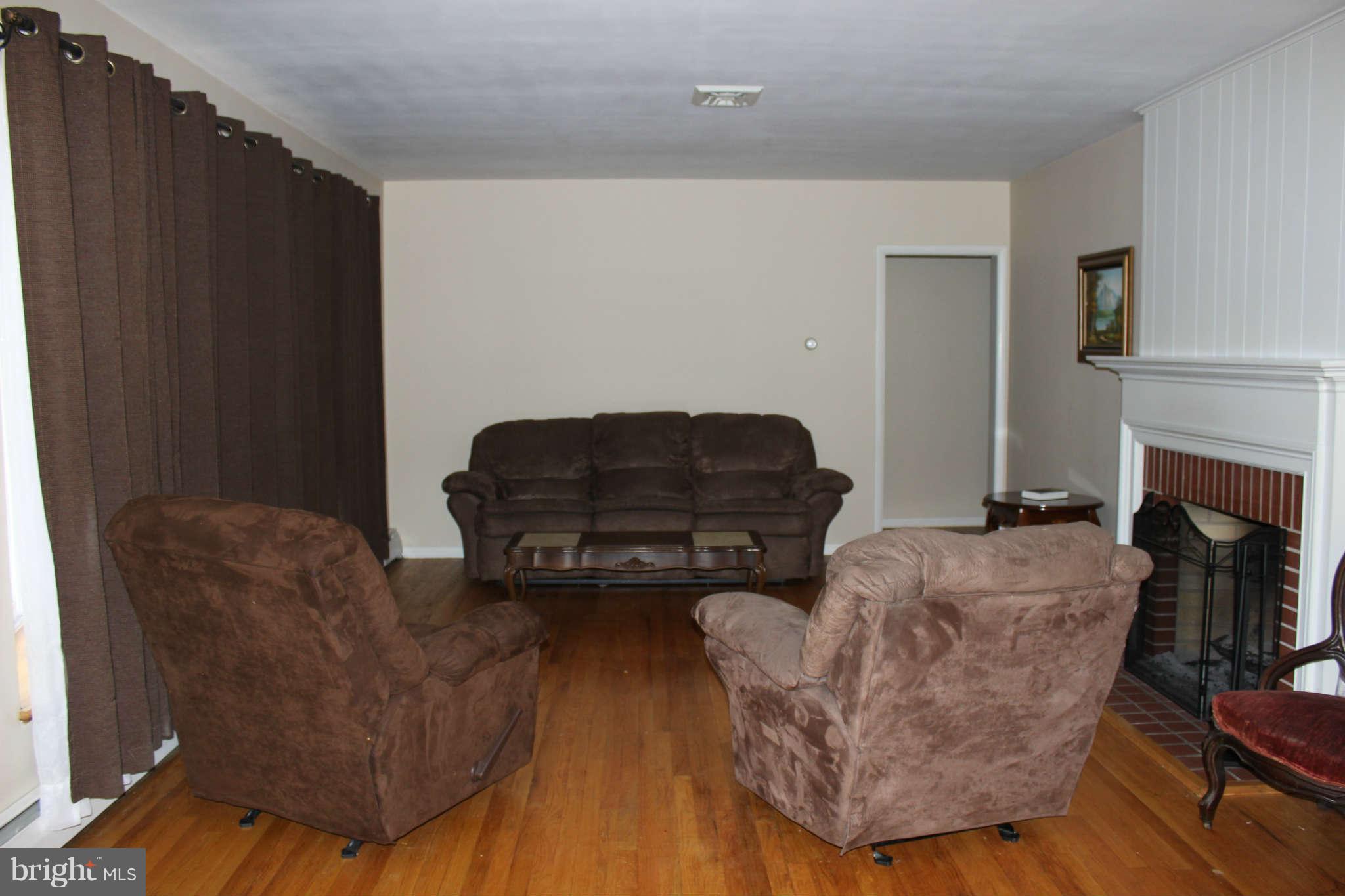 10111 Tipperary Road Baltimore, MD 21234 - Photo 2 of 23 Living Room