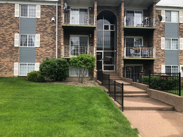 $1,600 | 1621 North Windsor Drive, Unit 214, Arlington Heights, IL 60004
