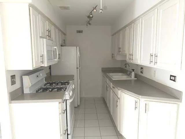 $1,600 | 1621 North Windsor Drive, Unit 214, Arlington Heights, IL 60004