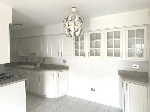 $1,600 | 1621 North Windsor Drive, Unit 214, Arlington Heights, IL 60004