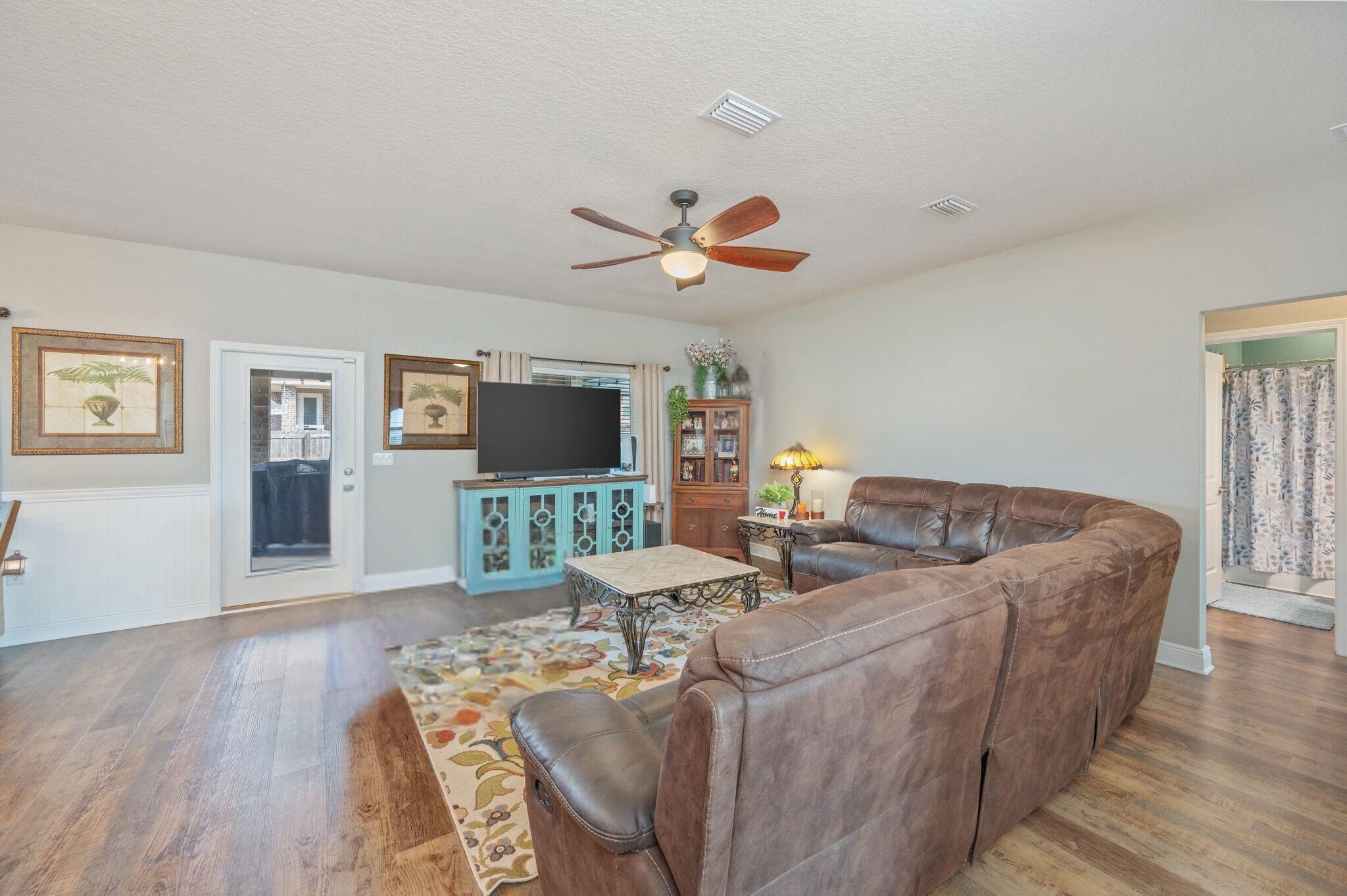 2104 Queen Street Crestview, FL 32536 - Photo 12 of 36 Livingroom