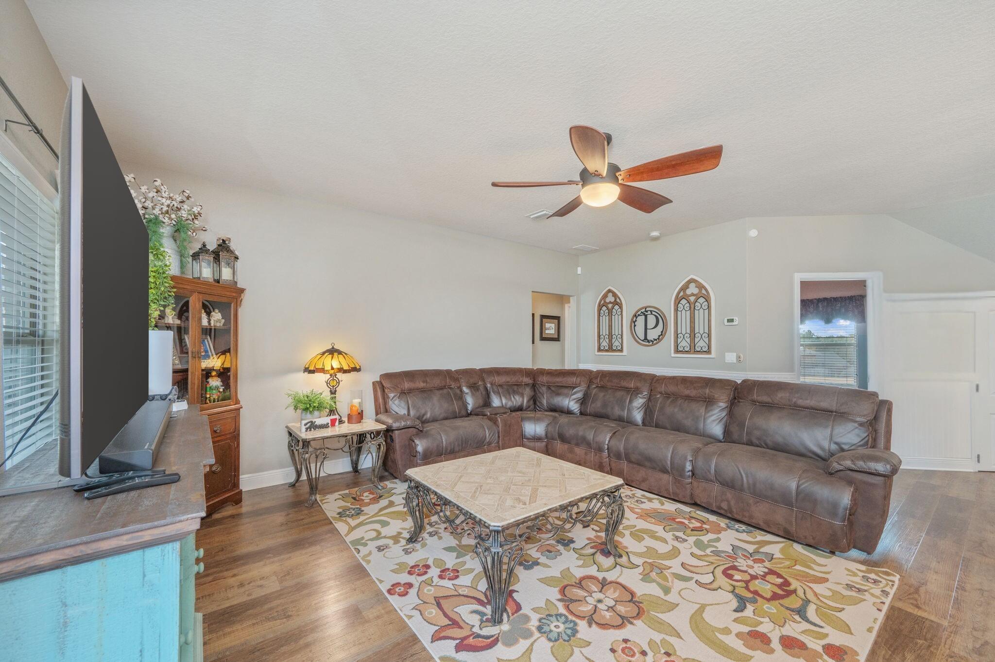 2104 Queen Street Crestview, FL 32536 - Photo 13 of 36 Livingroom