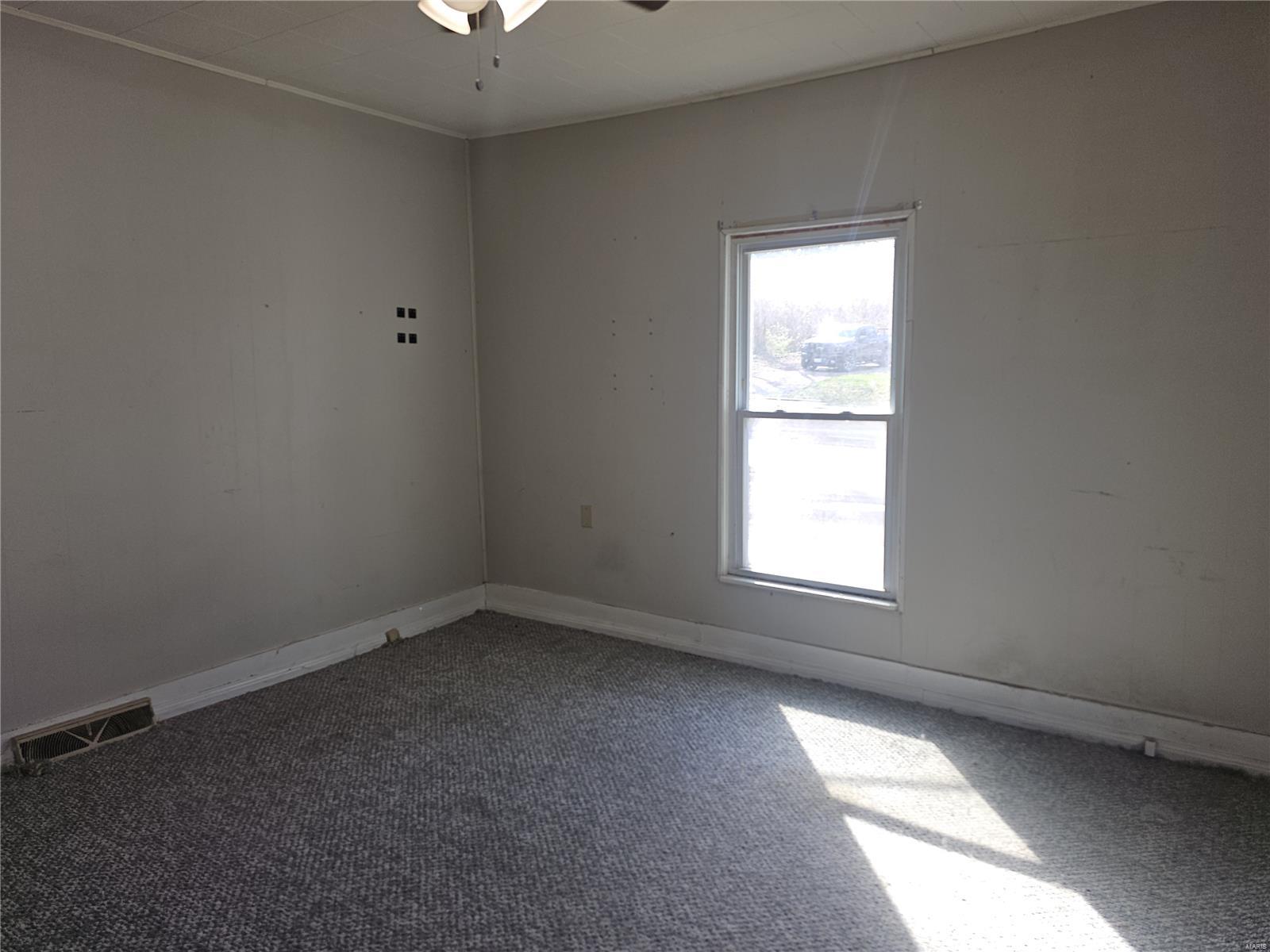 1231 Vandalia Road Hillsboro, IL 62049 - Photo 7 of 11 Gallery Image 7