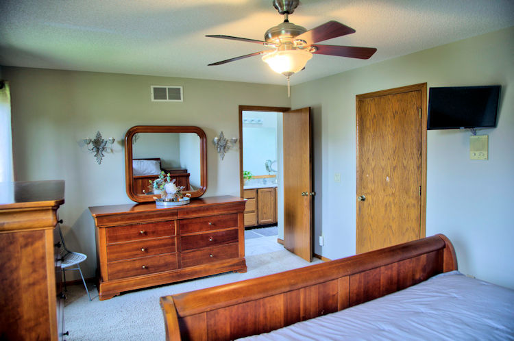 1311 Sunset Terrace Rochelle, IL 61068 - Photo 11 of 20 a living room with furniture and a flat screen tv