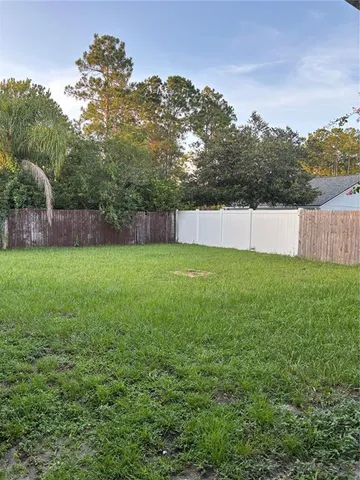 a view of a backyard