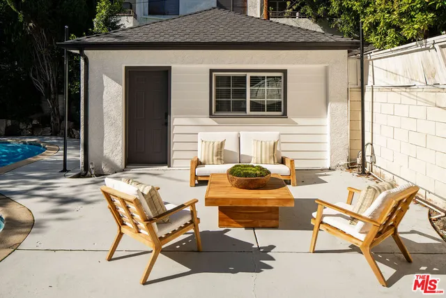 a view of a dinning table and chairs in the patio