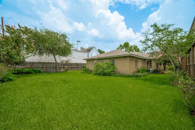 a view of a yard with a house
