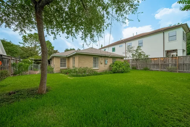 a view of a house with backyard and garden