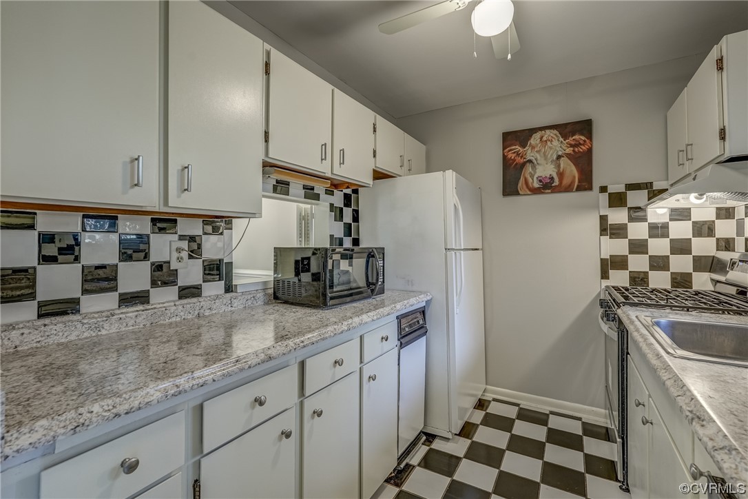 11805 South Briar Patch Drive Midlothian, VA 23113 - Photo 6 of 35 a kitchen with stainless steel appliances granite countertop a refrigerator and a sink