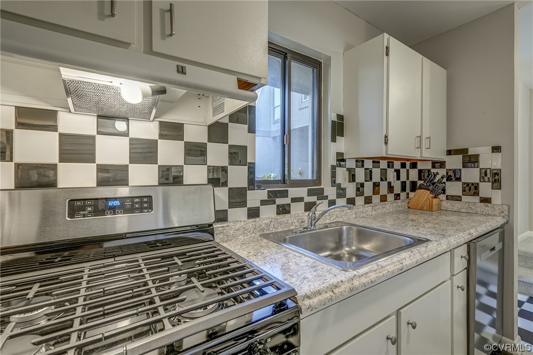 11805 South Briar Patch Drive Midlothian, VA 23113 - Photo 8 of 35 a kitchen with a sink and a stove top oven