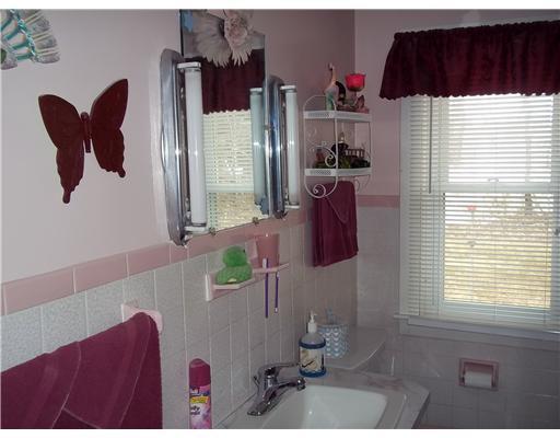 71 Old Post Road Kittery, ME 03904 - Photo 12 of 15 Bathroom.