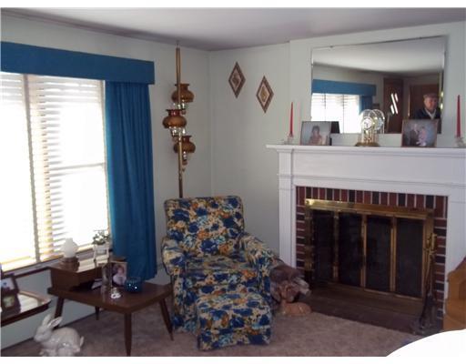 71 Old Post Road Kittery, ME 03904 - Photo 6 of 15 Living Room.