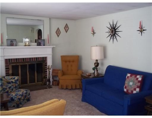 71 Old Post Road Kittery, ME 03904 - Photo 7 of 15 Living Room.