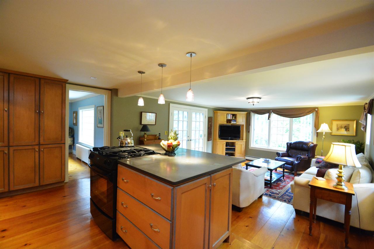 28 Newmarket Road Durham, NH 03824 - Photo 5 of 40