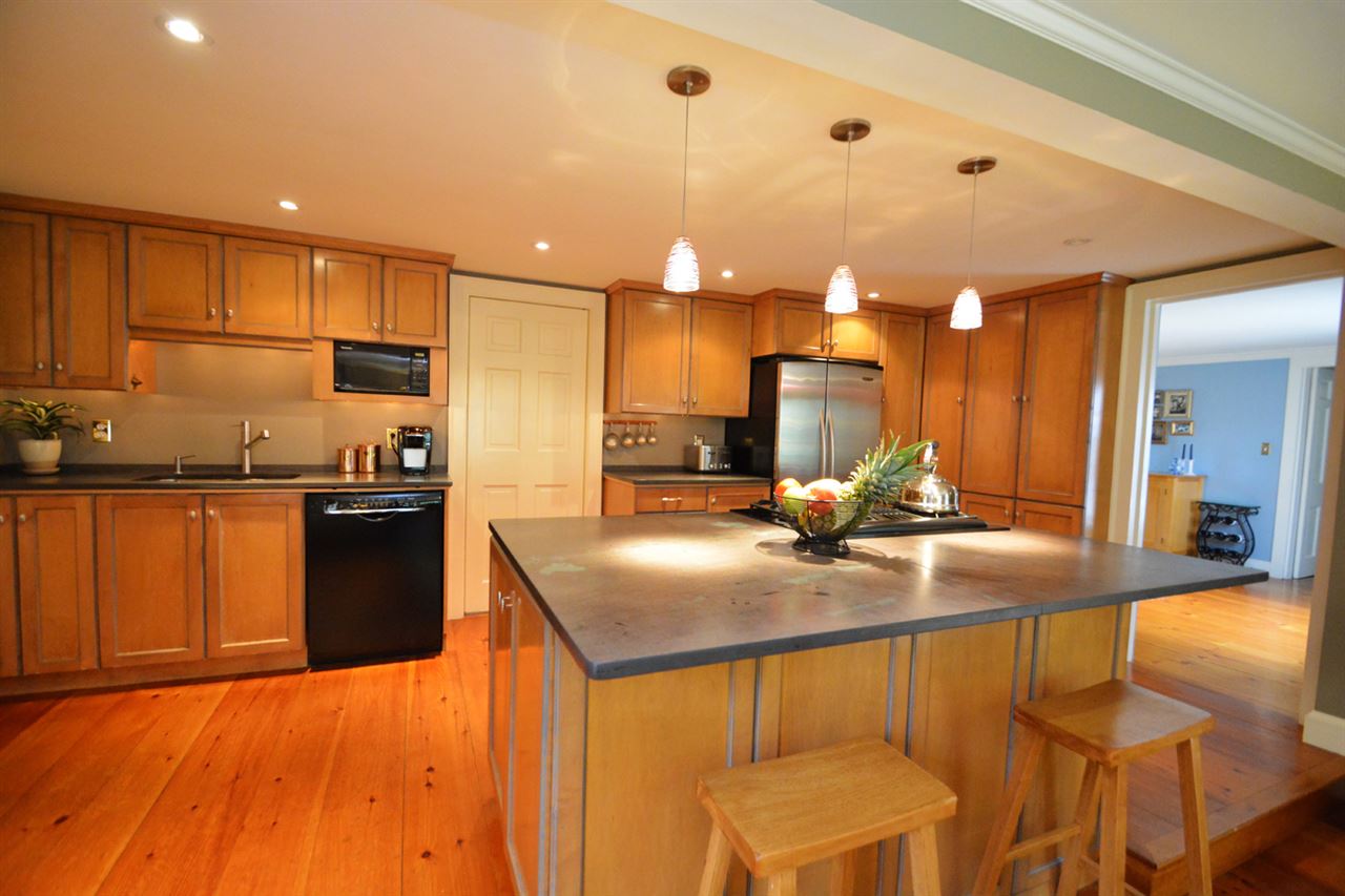 28 Newmarket Road Durham, NH 03824 - Photo 6 of 40