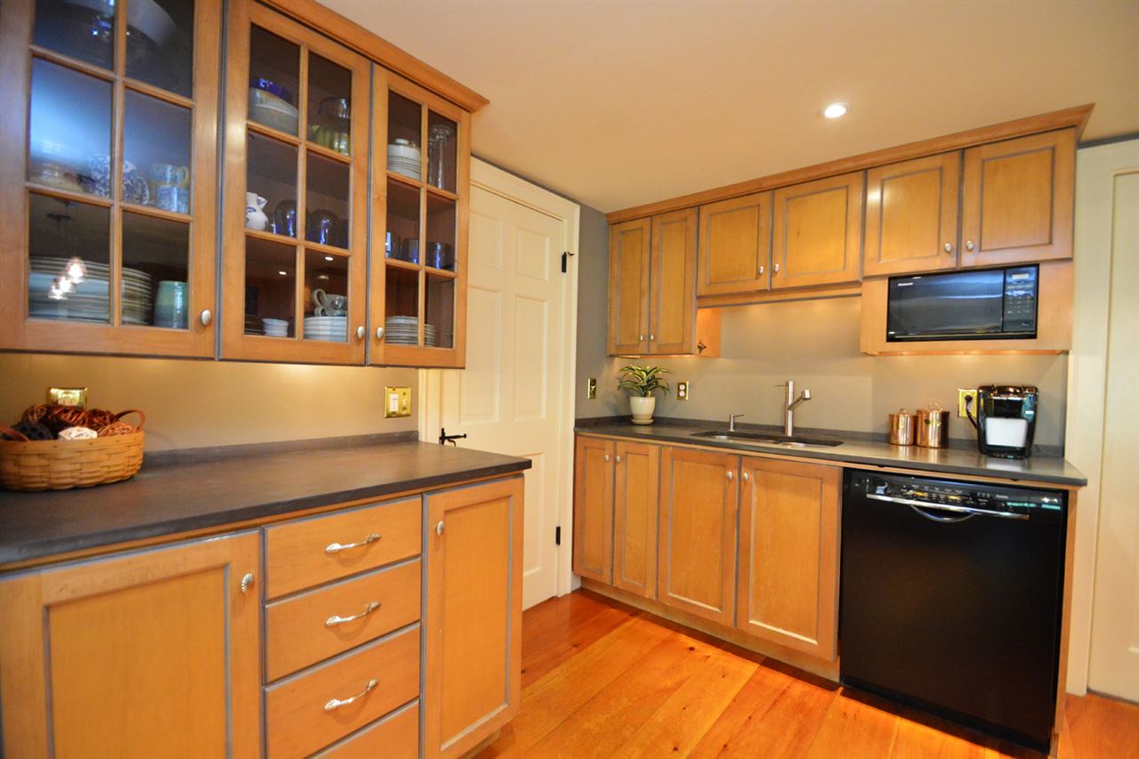 28 Newmarket Road Durham, NH 03824 - Photo 7 of 40