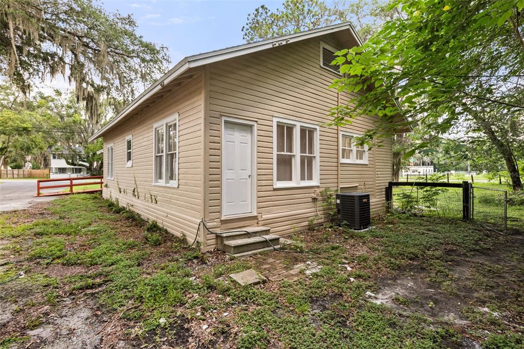 1921 Northeast 8th Road Ocala, FL 34470 - Photo 37 of 49