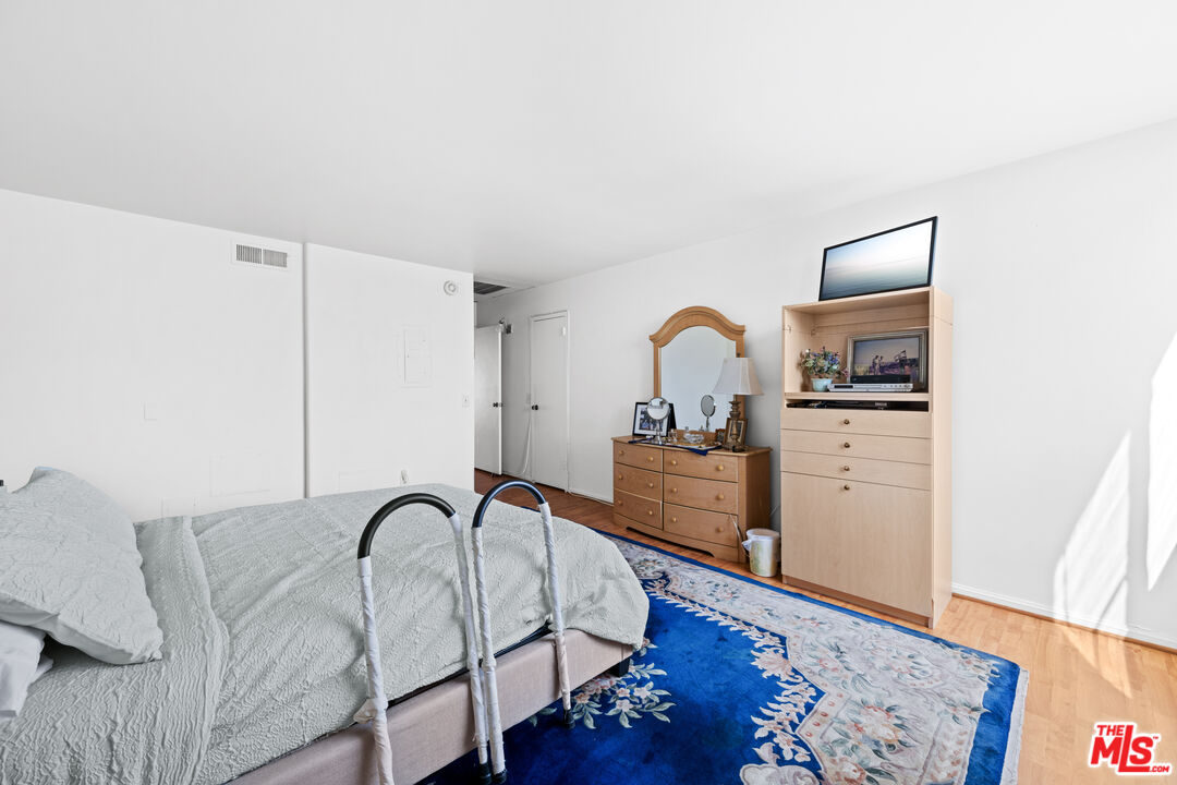 100 South Doheny Drive, Unit 512 Los Angeles, CA 90048 - Photo 20 of 37 a view of a workspace room with furniture and wooden floor