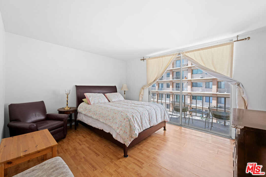 100 South Doheny Drive, Unit 512 Los Angeles, CA 90048 - Photo 22 of 37 a bedroom with a bed a table and chair