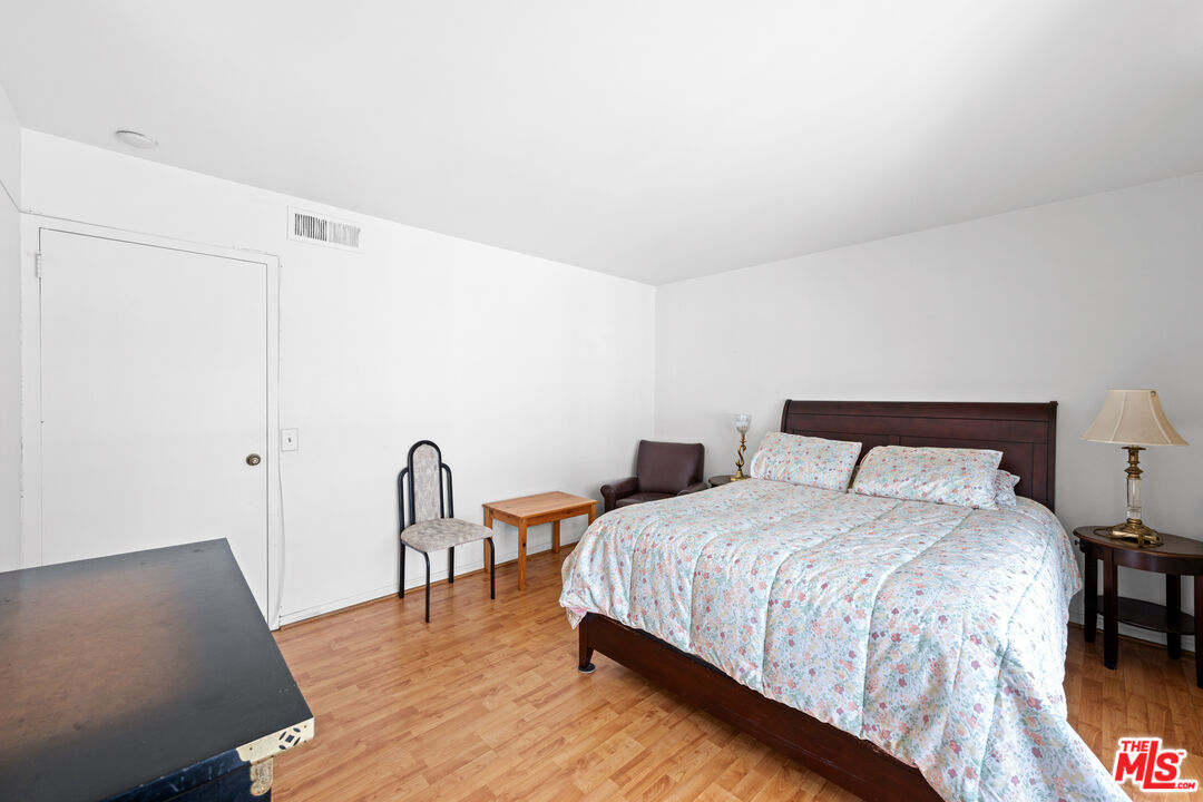 100 South Doheny Drive, Unit 512 Los Angeles, CA 90048 - Photo 23 of 37 a bedroom with a bed and a table