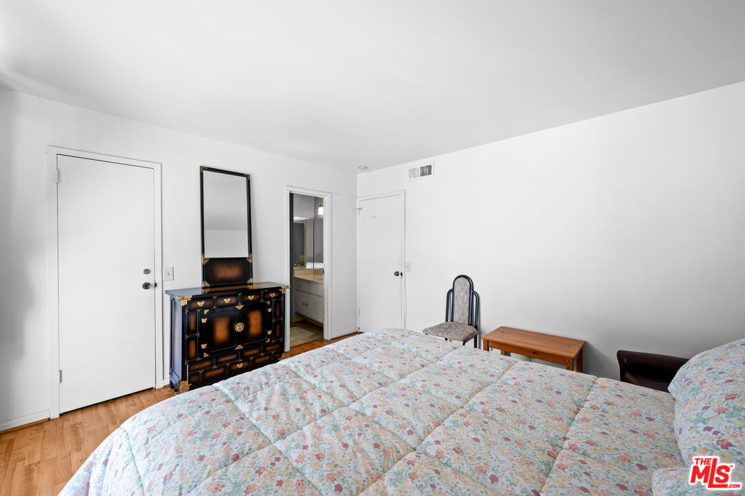 100 South Doheny Drive, Unit 512 Los Angeles, CA 90048 - Photo 24 of 37 a bedroom with a bed and a dresser