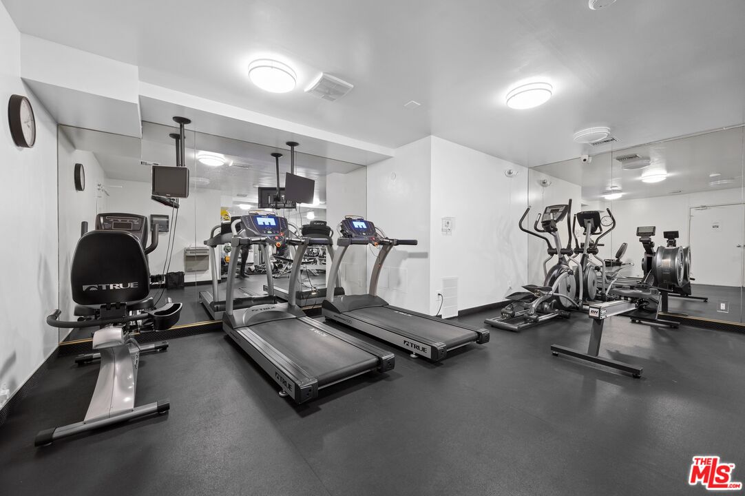 100 South Doheny Drive, Unit 512 Los Angeles, CA 90048 - Photo 28 of 37 a view of a room with gym equipment