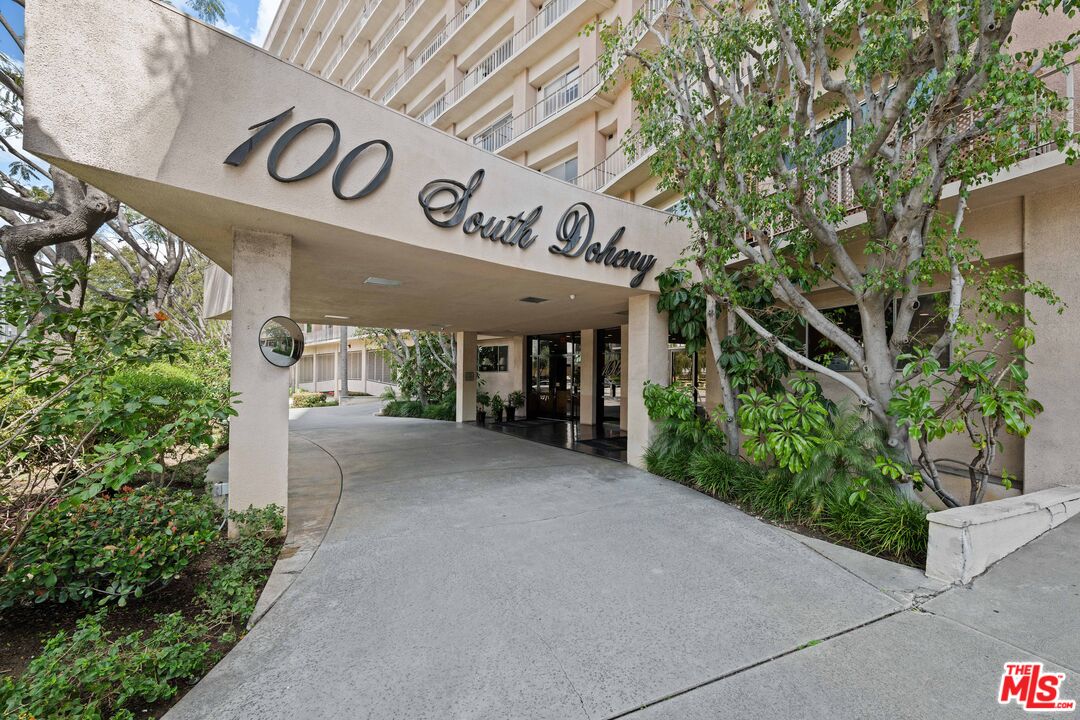 100 South Doheny Drive, Unit 512 Los Angeles, CA 90048 - Photo 37 of 37 a view of a street with potted plants