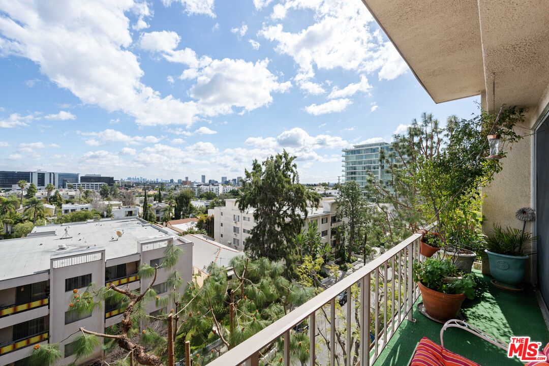 100 South Doheny Drive, Unit 512 Los Angeles, CA 90048 - Photo 5 of 37 a picture of city view