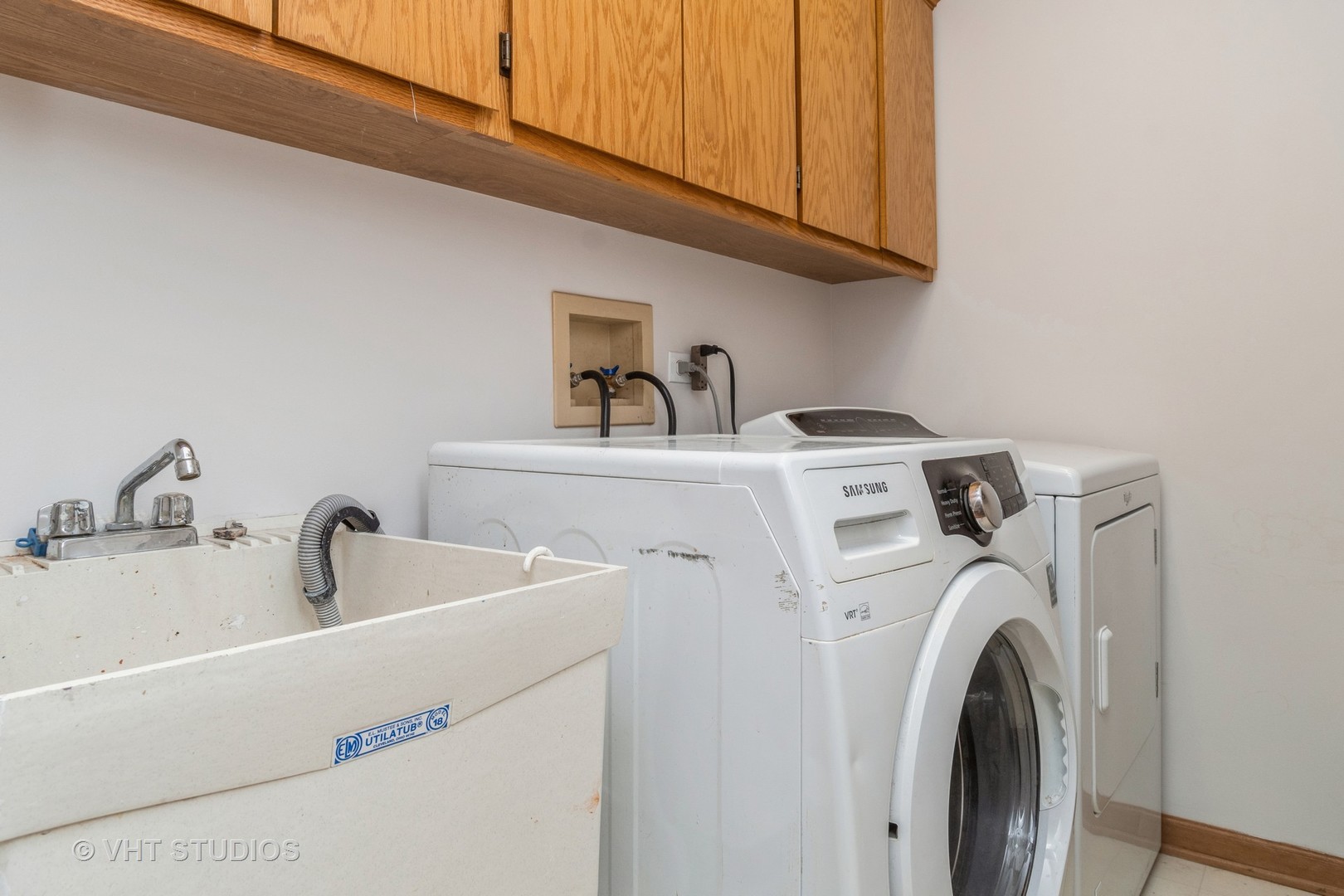 565 Boardman Circle Bolingbrook, IL 60440 - Photo 20 of 24 a utility room with dryer and washer