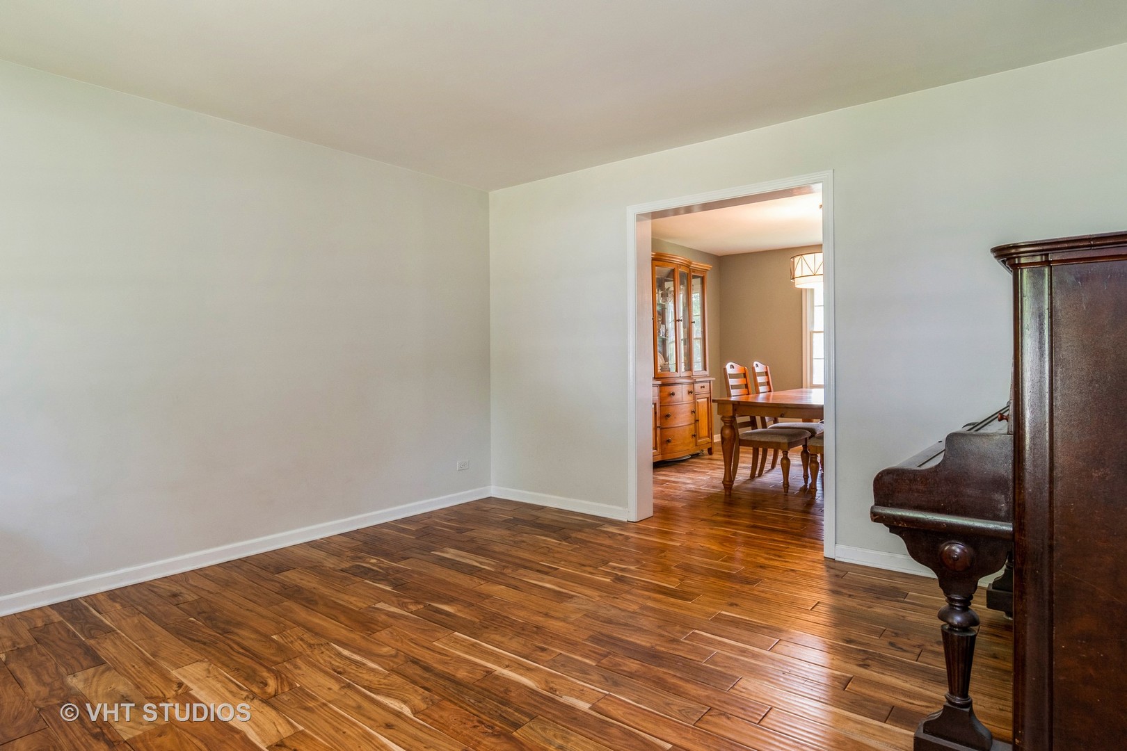 565 Boardman Circle Bolingbrook, IL 60440 - Photo 3 of 24 a room with wooden floor and furniture