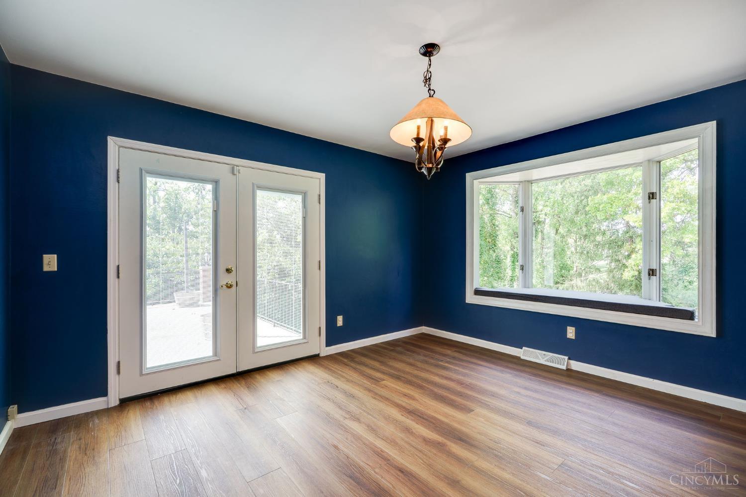 7029 Springdale Road Cincinnati, OH 45247 - Photo 7 of 39 Dining room