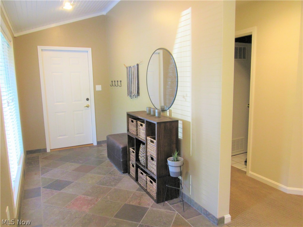 573 Solon Road Bentleyville, OH 44022 - Photo 4 of 35