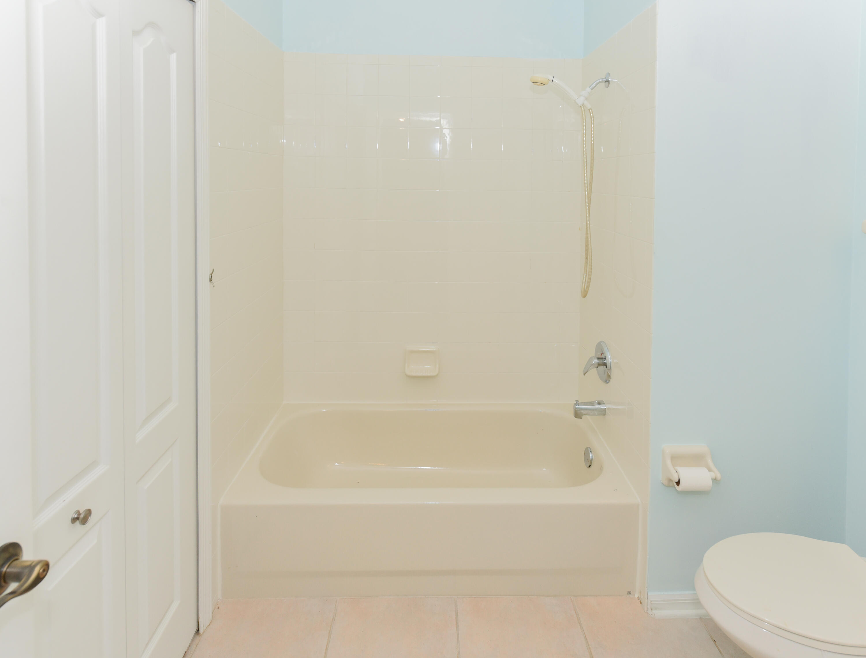 1567 Southwest Harbour Isles Circle, Unit 65 St. Lucie West, FL 34986 - Photo 16 of 35 a bathroom with a bathtub and a toilet